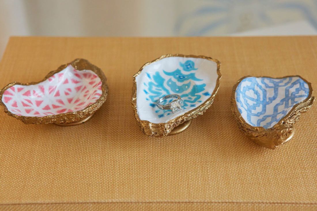 Oyster dishes on a rattan book with a ring in middle oyster